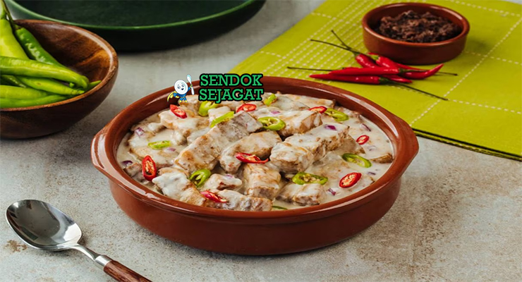 Hidangan Bicol Express khas Filipina dengan kuah santan kental, cabai hijau, dan potongan daging babi empuk, siap disantap dengan nasi hangat