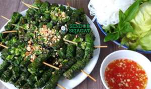 Bò Nướng Lá Lốt khas Vietnam, daging sapi cincang bungkus daun sirih panggang golden harum, disajikan dengan nước chấm rau sống bún tươi, sajian Saigon autentik