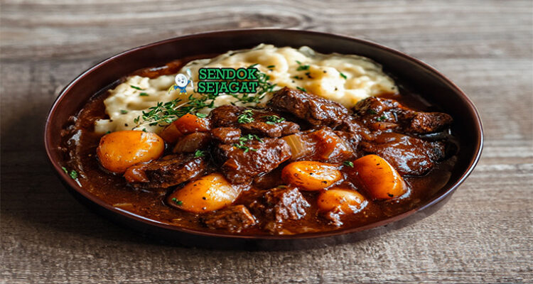 Bœuf Bourguignon kuah red wine merah pekat daging sapi empuk bacon mushroom carrot mashed potato baguette