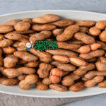 Boiled Peanuts kacang tanah rebus dalam kulit garam Cajun panas koran piring Southern USA