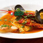 Bouillabaisse kuah saffron kuning seafood ikan mussels prawns rouille roti baguette mangkuk Marseille
