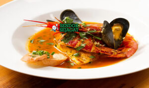 Bouillabaisse Gurih Saffron Khas Marseille Bouillabaisse kuah saffron kuning seafood ikan mussels prawns rouille roti baguette mangkuk Marseille