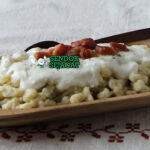 Bryndzové Halušky halusky kentang bryndza meleleh bacon chives telur piring Slovakia