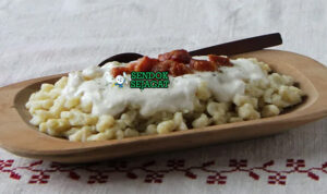 Bryndzové Halušky Creamy Gurih Khas Slovakia Bryndzové Halušky halusky kentang bryndza meleleh bacon chives telur piring Slovakia