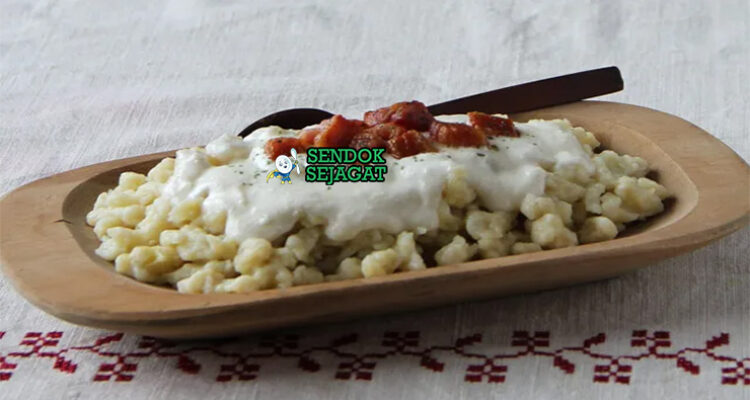 Bryndzové Halušky halusky kentang bryndza meleleh bacon chives telur piring Slovakia