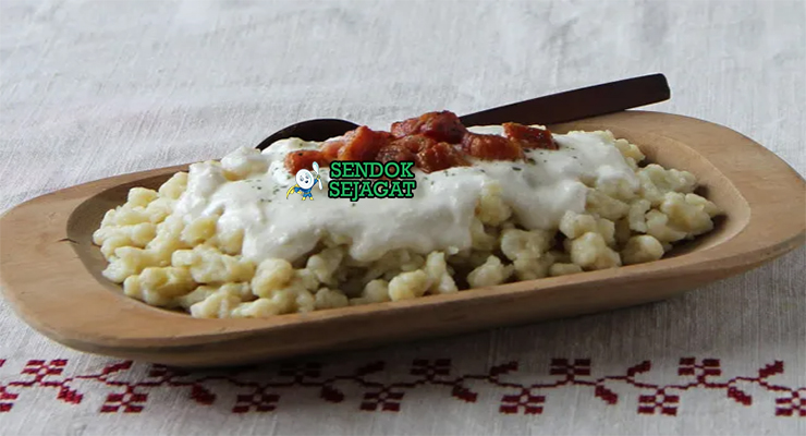 Bryndzové Halušky halusky kentang bryndza meleleh bacon chives telur piring Slovakia