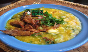 Bubur Tinutuan beras merah sayur hijau ikan asin teri sambal dabu-dabu telur rebus lalapan Manado