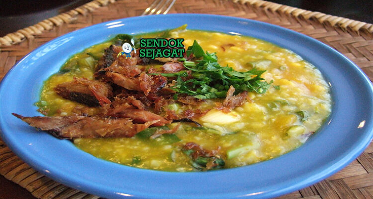 Bubur Tinutuan beras merah sayur hijau ikan asin teri sambal dabu-dabu telur rebus lalapan Manado