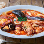 Cacciucco sup ikan seafood tomat merah saffron kerang udang cumi ikan piring Livorno Toscana