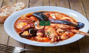 Cacciucco sup ikan seafood tomat merah saffron kerang udang cumi ikan piring Livorno Toscana