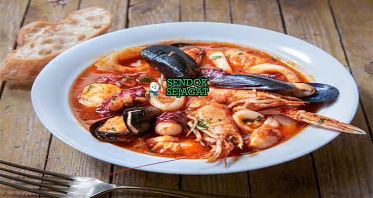 Cacciucco sup ikan seafood tomat merah saffron kerang udang cumi ikan piring Livorno Toscana