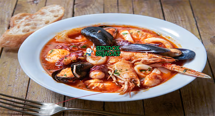Cacciucco sup ikan seafood tomat merah saffron kerang udang cumi ikan piring Livorno Toscana