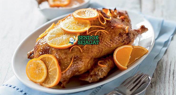 Canard à l'Orange bebek panggang kulit renyah saus jeruk manis asam mengkilap kentang fondant haricots verts