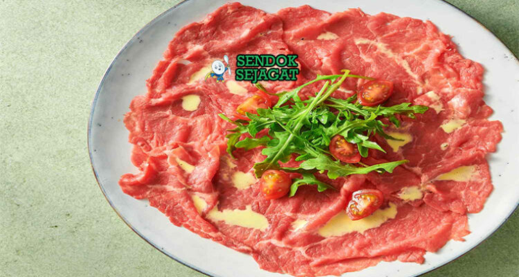 Carpaccio daging sapi mentah iris tipis saus mustard pecorino romano caper rocket lemon piring Piemonte Italia