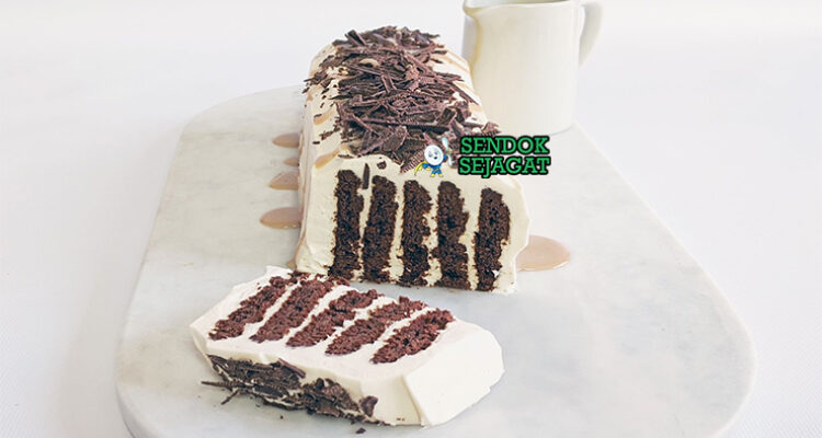 Chocolate Ripple Cake khas Australia, lapisan biskuit cokelat krim kocok manis gurih, taburan cokelat serut, irisan rapi, sajian dessert no-bake autentik