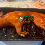 Cochinillo Asado khas Segovia, babi bayi panggang kulit renyah garing daging empuk lumer, disajikan panas dengan kentang panggang salad anggur Ribera del Duero