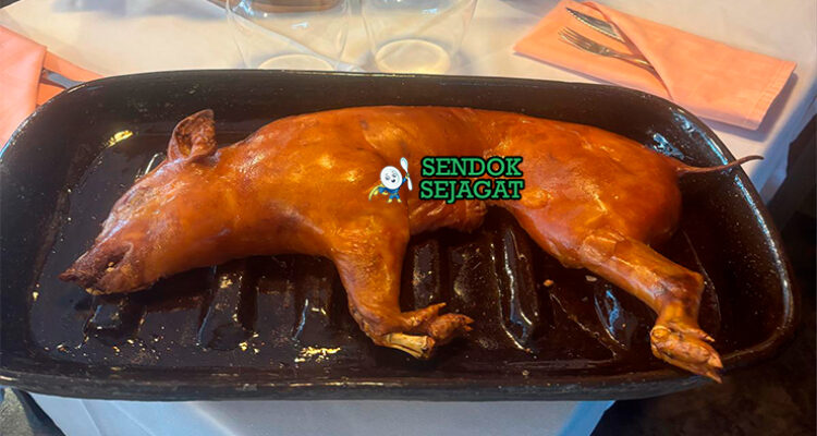 Cochinillo Asado khas Segovia, babi bayi panggang kulit renyah garing daging empuk lumer, disajikan panas dengan kentang panggang salad anggur Ribera del Duero