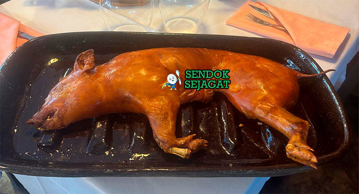 Cochinillo Asado khas Segovia, babi bayi panggang kulit renyah garing daging empuk lumer, disajikan panas dengan kentang panggang salad anggur Ribera del Duero