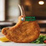 Cotoletta alla Milanese steak T-bone goreng butter renyah golden lemon irisan salad hijau piring Firenze Italia