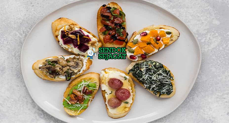Crostini khas Italia, roti panggang renyah dengan topping tomat basilico, paté hati, kacang cannellini, parmigiano, minyak zaitun, sajian cicchetti Toscana autentik