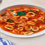 Cumi saus Padang khas Jakarta ala warteg, cumi empuk kenyal disiram saus merah pedas manis gurih, nasi hangat, kerupuk, lalapan timun kemangi, sajian rumahan autentik