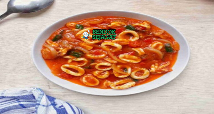 Cumi saus Padang khas Jakarta ala warteg, cumi empuk kenyal disiram saus merah pedas manis gurih, nasi hangat, kerupuk, lalapan timun kemangi, sajian rumahan autentik