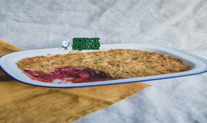 Davidson's Plum and Apple Crumble topping oat golden buah tart merah custard vanila piring Australia