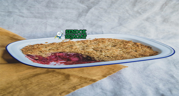 Davidson's Plum and Apple Crumble topping oat golden buah tart merah custard vanila piring Australia