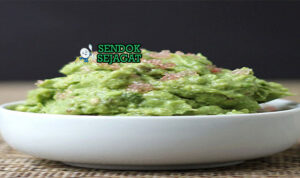 Finger Lime and Avocado Salsa mangkuk avocado dadu caviar finger lime pearl tomat onion cilantro tortilla chips