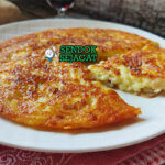 Frico keripik keju Montasio renyah golden polenta sage rosemary piring Friuli Italia