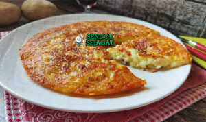 Frico keripik keju Montasio renyah golden polenta sage rosemary piring Friuli Italia