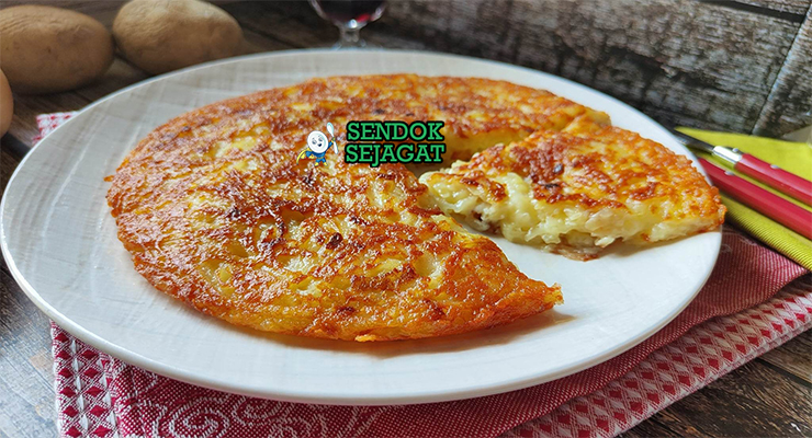 Frico keripik keju Montasio renyah golden polenta sage rosemary piring Friuli Italia