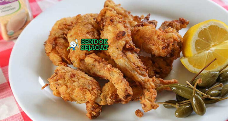 Frog Legs goreng golden renyah Cajun lemon wedges remoulade french fries coleslaw piring Southern