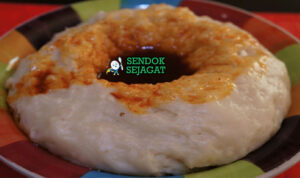 Genfo khas Ethiopia, bubur teff kental kuning dengan rongga tengah berisi niter kibbeh & berbere pedas, disajikan panas dengan injera, makanan tradisional Addis Ababa