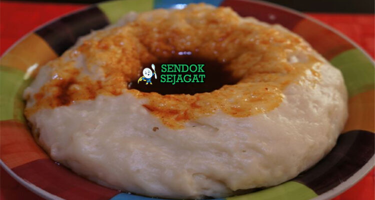 Genfo khas Ethiopia, bubur teff kental kuning dengan rongga tengah berisi niter kibbeh & berbere pedas, disajikan panas dengan injera, makanan tradisional Addis Ababa