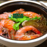 Goong Ob Woonsen khas Thailand, udang segar panggang kaca woonsen renyah gurih manis wangi bawang jahe kecap, sajian resto Bangkok autentik