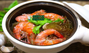 Goong Ob Woonsen khas Thailand, udang segar panggang kaca woonsen renyah gurih manis wangi bawang jahe kecap, sajian resto Bangkok autentik