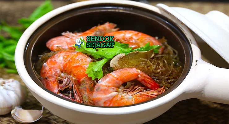 Goong Ob Woonsen khas Thailand, udang segar panggang kaca woonsen renyah gurih manis wangi bawang jahe kecap, sajian resto Bangkok autentik