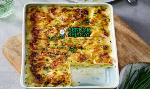 Gratin Dauphinois Creamy Renyah Khas Prancis Gratin Dauphinois kentang iris krim keju Gruyère gratin golden bubbling mashed potato steak salad