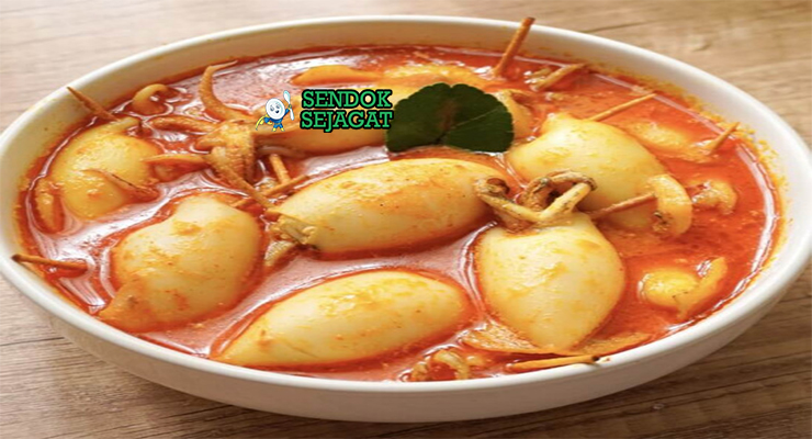 Gulai Cumi kuah santan kuning cumi utuh isi telur cabe hijau utuh nasi rendang sambal kerupuk