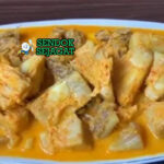 Gulai Nangka kuah santan kuning nangka muda potong cabe merah utuh nasi rendang sambal kerupuk