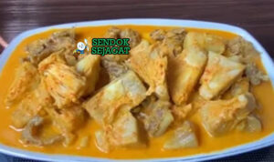 Gulai Nangka kuah santan kuning nangka muda potong cabe merah utuh nasi rendang sambal kerupuk