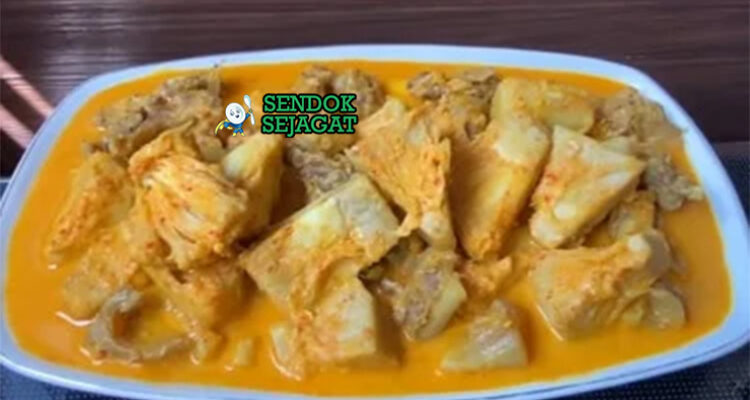 Gulai Nangka kuah santan kuning nangka muda potong cabe merah utuh nasi rendang sambal kerupuk