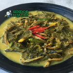 Gulai Pakis kuah santan kuning pucuk pakis hijau renyah cabe hijau utuh nasi rendang sambal kerupuk