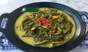 Gulai Pakis kuah santan kuning pucuk pakis hijau renyah cabe hijau utuh nasi rendang sambal kerupuk