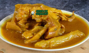 Gulai Tunjang kuah santan kuning kikil sapi tebal cabe hijau utuh nasi rendang sambal kerupuk