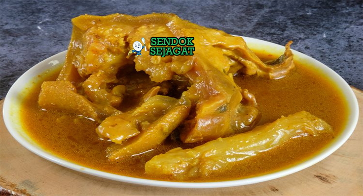 Gulai Tunjang kuah santan kuning kikil sapi tebal cabe hijau utuh nasi rendang sambal kerupuk