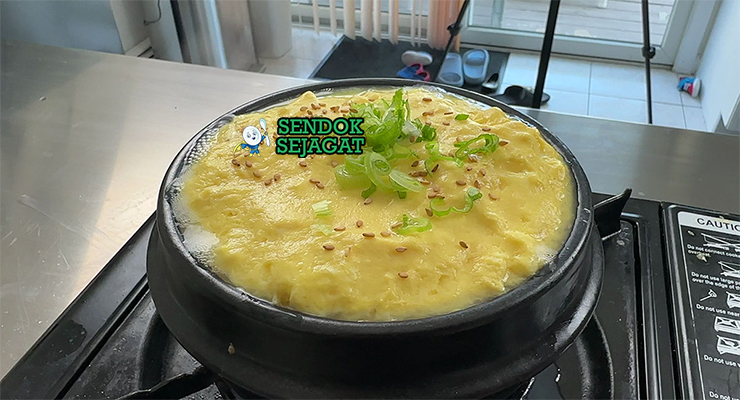 Gyeran-jjim telur kukus lembut mengembang daun bawang wijen ddukbaekgi panci tanah liat nasi kimchi