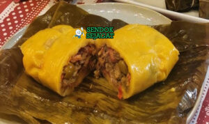 Hallaca tamales Venezuela daun pisang isi daging nasi kuning achiote arepas piring Natal Kolombia