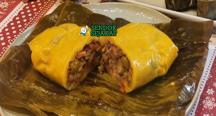 Hallaca tamales Venezuela daun pisang isi daging nasi kuning achiote arepas piring Natal Kolombia